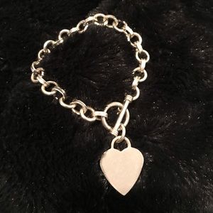 Pretty sterling silver bracelet w heart ❤️ charm